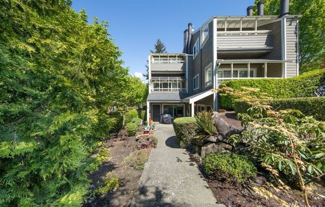 Waterfront Studio Kirkland Available for Rent!