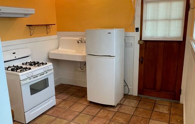 3 beds, 2 baths, $2,500