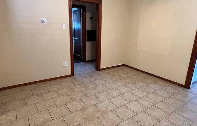 2 beds, 1 bath, 901 sqft, $1,000, Unit Up