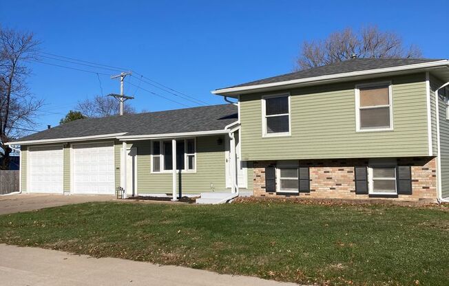 3 Bedroom 2 Bath House in Bettendorf!