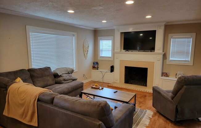 Beautiful 5 Bed, 2 Bath Single-Family House with Large Fenced Backyard Close to OSU!