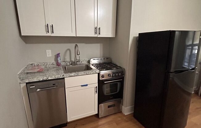 Studio, 1 bath, $800, Unit 10