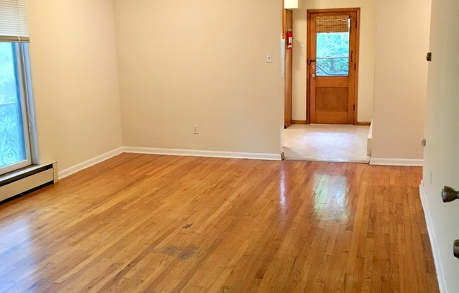 2 Bedroom Apartment Right off University Avenue!