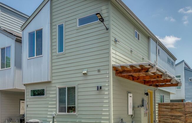CONTEMPORARY SOUTHTOWN 2-BEDROOM TOWNHOME