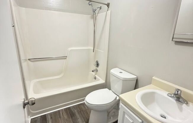 2 beds, 1 bath, 800 sqft, $1,025, Unit 472-B