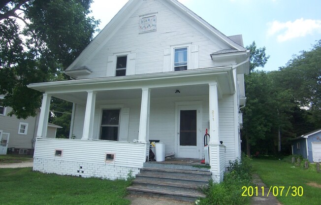 AVAILABLE AUGUST 1st! 6 Bedroom, 2 Bathroom House, Close to Campus-211 S Hyland