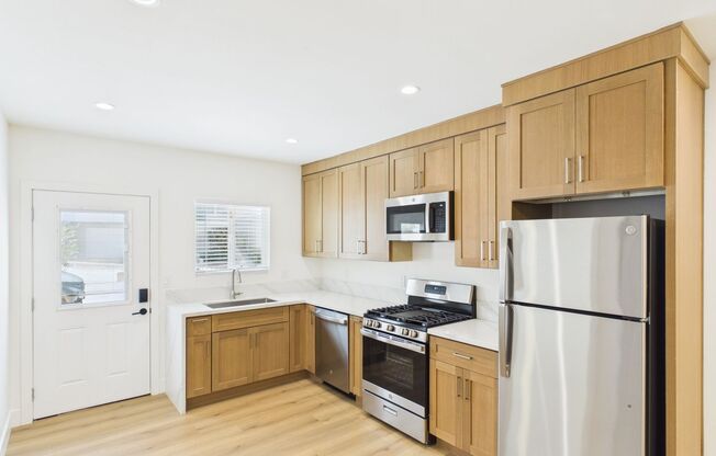 1126 - 1134 W Redwood St