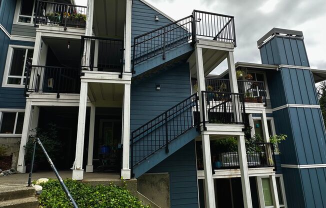 Beautiful 2BR|2BA with Washer and Dryer, Two Parking Spots and Amenity Center