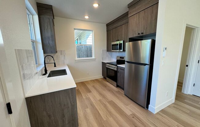 NEW CONSTRUCTION! 2 bd, 2.5 bath End Unit Mt. Scott Town Home! Fenced patio! Brand New Appliances! Washer/Dryer Included!