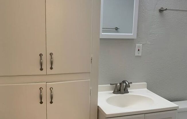 1 bed, 1 bath, 700 sqft, $895, Unit 6118-B