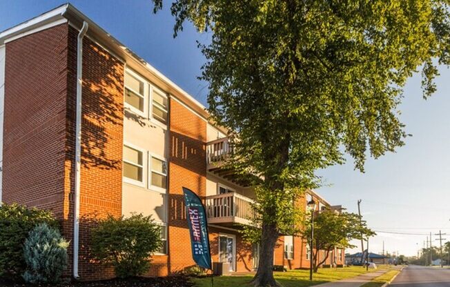 201 223 W SAINT CLAIR ST