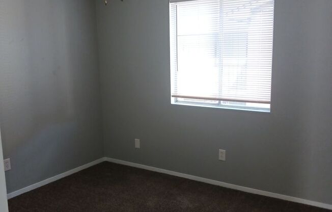 2 beds, 1 bath, 864 sqft, $920