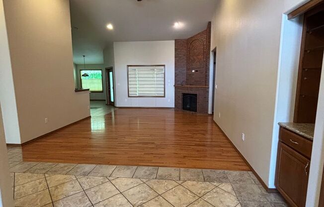 Super Attractive Home in Pelican Point!!