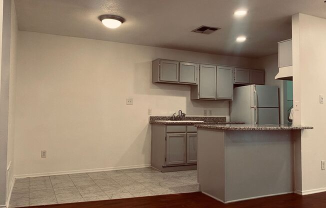 2 beds, 1 bath, 900 sqft, $1,700