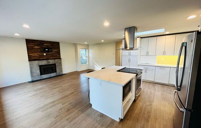 Tastefully Remodeled Bungalow, Just 2 Blocks From the Seattle/BI Ferry!