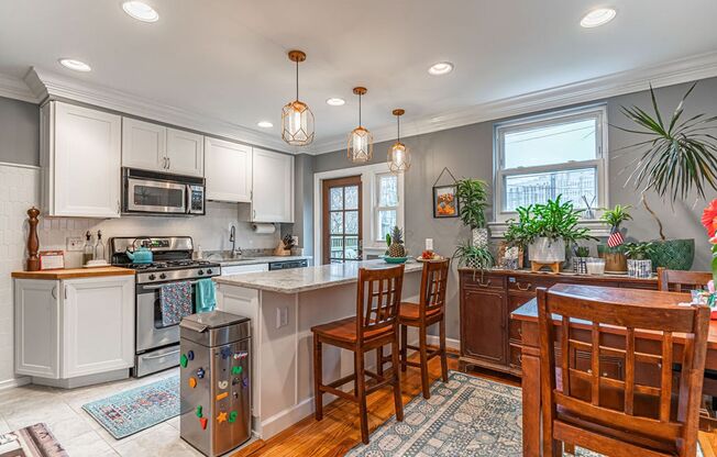 Gorgeous 3 Level Townhouse Near Old Town with Walking Distance to Restaurants and Braddock Metro!