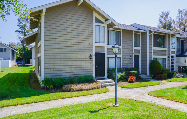 Lovely 2 Bedroom 1.5 Bathroom Condo in Orange