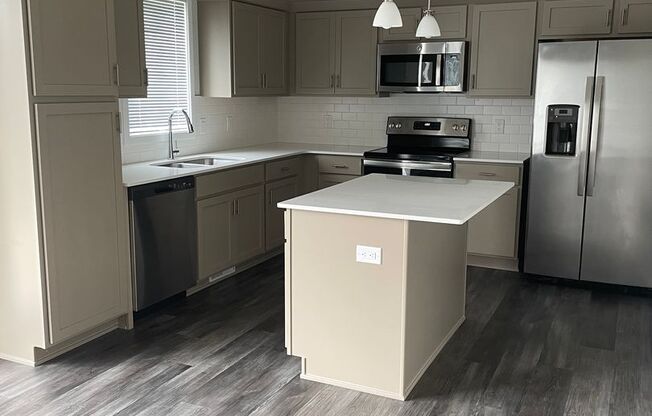 FREE RENT SPECIAL! 3 bedroom 3 bathroom Single-Family Home in Urbandale, IA