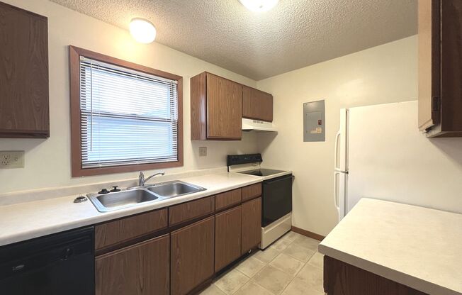 2 beds, 1 bath, $1,050, Unit A2721-A