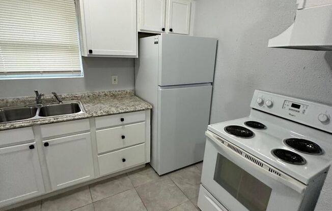 2 beds, 1 bath, 840 sqft, $950, Unit Unit 2