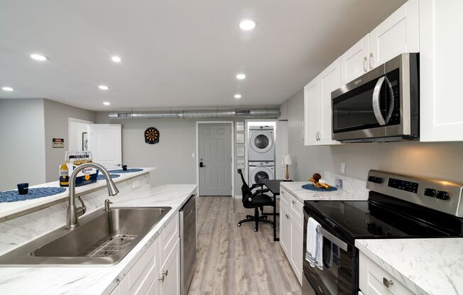 2 beds, 1.5 baths, 941 sqft, $1,725