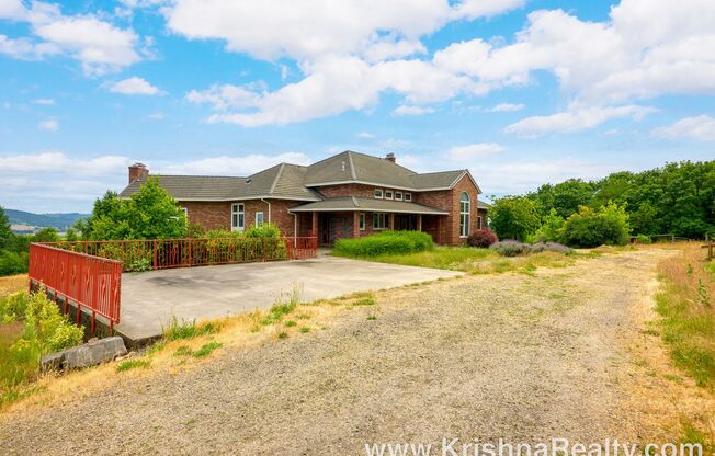 *GORGEOUS* 6BD* 5.5BA* Contemporary Single Family Home In The Heart Of Wine Country! **Enjoy Beautiful Views From Your *HUGE* Screened In Patio!**