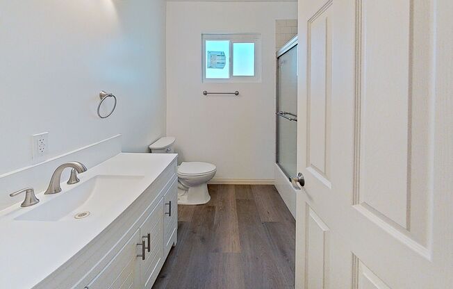 Special $500 Off The First Month Rent Bright Top-Floor 1-Bedroom Condo in the Heart of Santa Monica