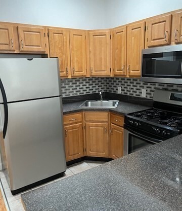 2 beds, 1 bath, 750 sqft, $2,400, Unit 2