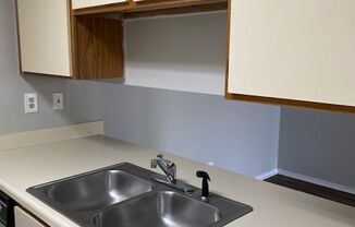 1 bed, 1 bath, 844 sqft, $975, Unit 17