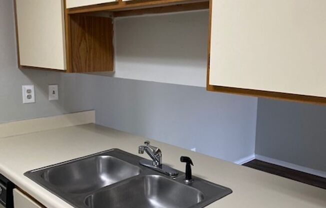 1 bed, 1 bath, 844 sqft, $975, Unit 17