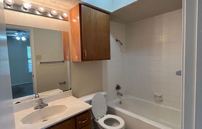 2 beds, 2 baths, 887 sqft, $1,000, Unit 209