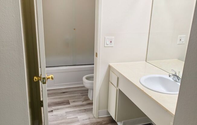 2 beds, 1 bath, 923 sqft, $1,855, Unit 140126