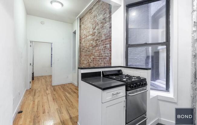 2 beds, 1 bath, $3,400, Unit 1W