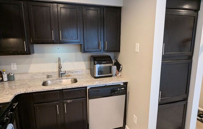 2 Bedroom 1.5 Bathroom Townhouse with Off Street Parking! (South Side Flats)