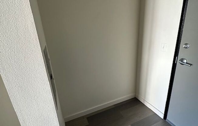 Studio, 1 bath, 432 sqft, $1,299, Unit 208