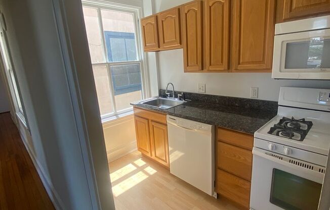 2 beds, 1 bath, 1,015 sqft, $1,825, Unit 17