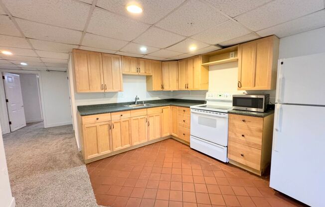 2 BEDROOM Near Metro, SHOPS, Bars, Parks!