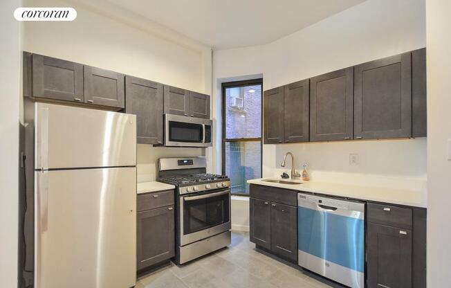 4 beds, 2 baths, $4,100, Unit 1E