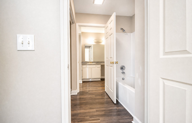 2 beds, 1.5 baths, 921 sqft, $975, Unit 506