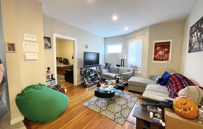 4 beds, 1 bath, $2,800, Unit 3