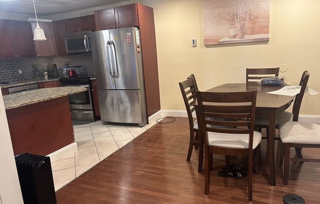 2 beds, 1 bath, 921 sqft, $1,900, Unit 5