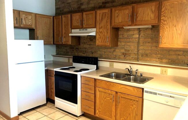 2 beds, 1 bath, 864 sqft, $1,700, Unit 112