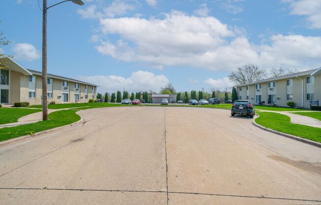 2 beds, 1 bath, 825 sqft, $1,099, Unit 1320-206