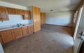 2 beds, 1 bath, $650, Unit 2