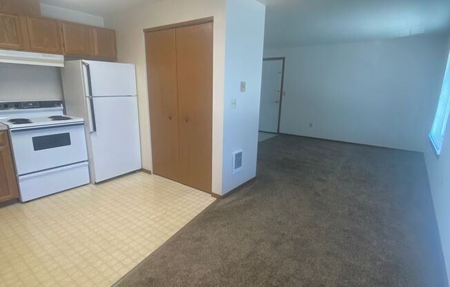 2 beds, 1 bath, 828 sqft, $1,000, Unit 3