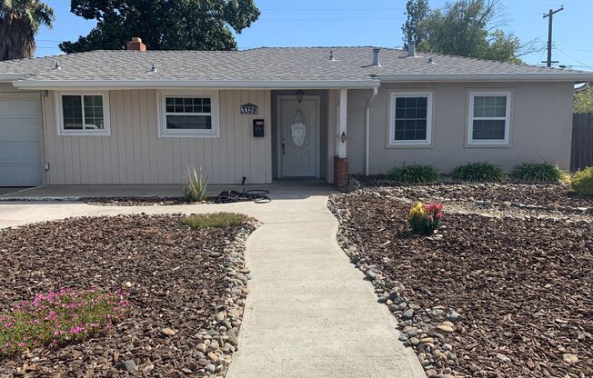 Spacious 3 Bedroom 2 Bath Home in Arden Arcade Mid-late November Move in !