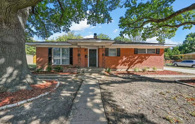 **HALF OFF YOUR SECOND MONTH** UPDATED and QUAINT 3 Bed, 1.5 Bath Home in Mckinney,TX!!