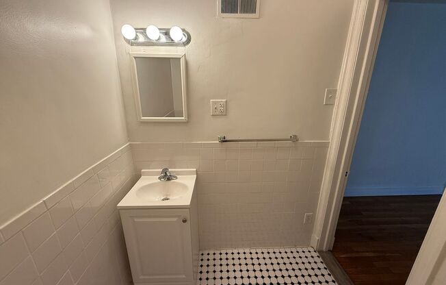 Studio, 1 bath, 294 sqft, $1,225, Unit New King Edward 710