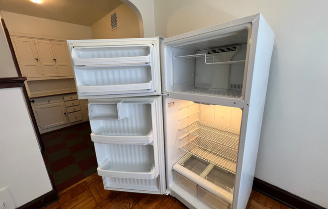 Studio, 1 bath, 400 sqft, $805, Unit 303