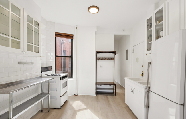 349 W 44 ST